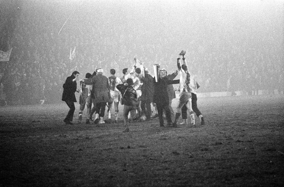 Liverpool tegen Ajax 2-2, supporters rennen na afloop het veld op, Bestanddeelnr 919-8789