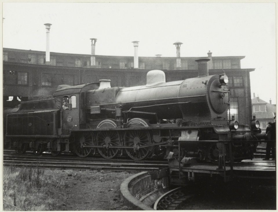Loc. nr 3737 op het terrein van de Centrale Werkplaats van de N.S. aan de Amsterdamse Vaart, voormalige Oudeweg. NL-HlmNHA 54010757