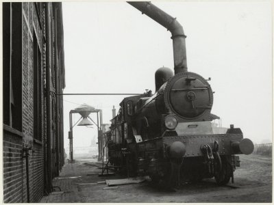 Loc. nr 1741, dienstdoende als verwarmingslocomotief voor de werkplaats, op het terrein van de Centrale Werkplaats van de N.S. aan de Amsterdamse Vaart
