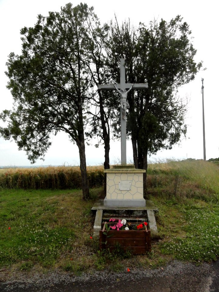 Livet-en-Saosnois (Sarthe) croix de mission 1961