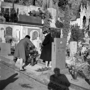 Locarno Twee vrouwen zetten bloemen neer op een grafsteen op het kerkhof tijden, Bestanddeelnr 254-4810