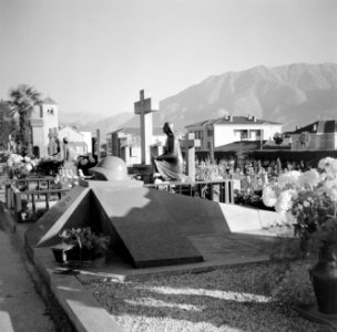 Locarno Grafsteen van vlieger op het kerkhof, Bestanddeelnr 254-4808