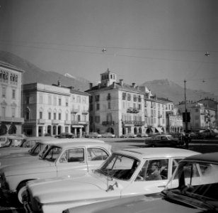 Locarno Parkerende auto's op het Piazza Grande (Hoofdplein), Bestanddeelnr 254-4791
