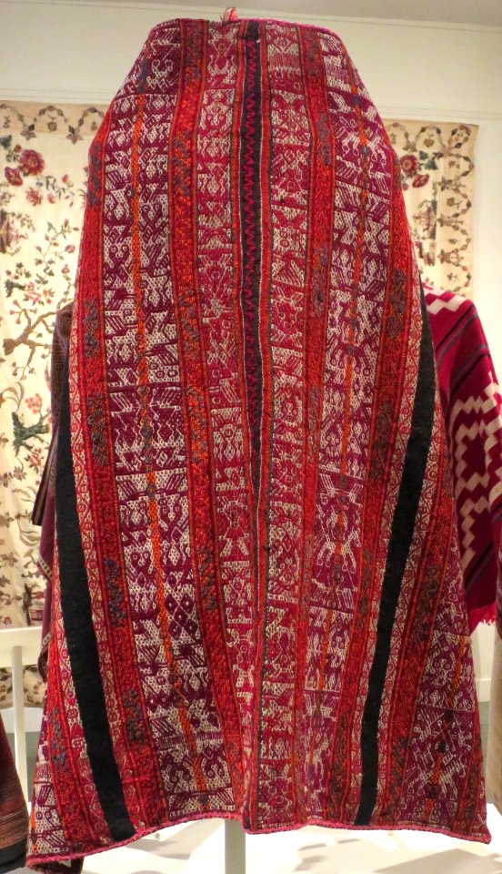 Llijlla (woman's mantle) from Bolivia, Quechua culture, Honolulu Museum of Art