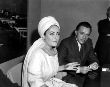 Liz Taylor en Richard Burton tijdens persconferentie op Schiphol betreft film, Bestanddeelnr 917-6940 photo