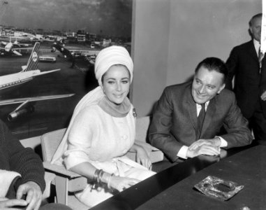 Liz Taylor en Richard Burton tijdens persconferentie op Schiphol betreft film , Bestanddeelnr 917-6937 photo