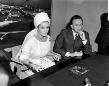 Liz Taylor en Richard Burton tijdens persconferentie op Schiphol betreft film , Bestanddeelnr 917-6939 photo