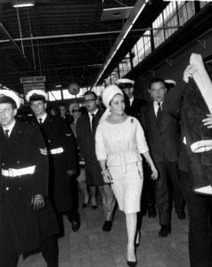 Liz Taylor en Richard Burton bij aankomst op Schiphol, waar zij een persconferen, Bestanddeelnr 917-6941 photo