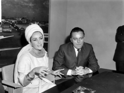 Liz Taylor en Richard Burton bij aankomst op Schiphol, waar zij een persconferen, Bestanddeelnr 917-6944 photo