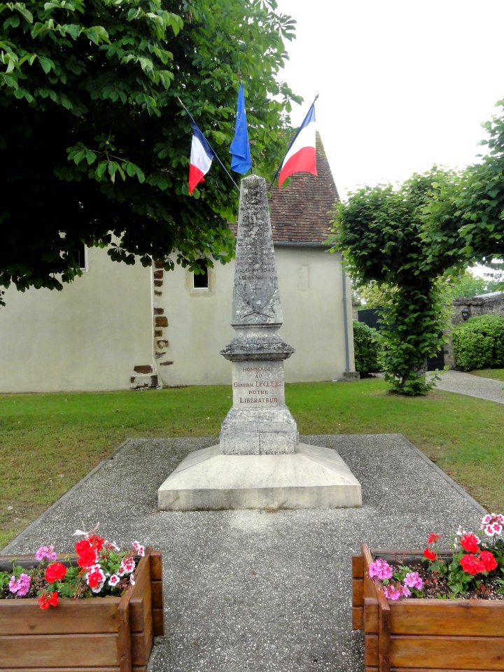 Livet-en-Saosnois (Sarthe) monument aux morts