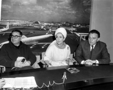 Liz Taylor en Richard Burton bij aankomst op Schiphol, waar zij een persconferen, Bestanddeelnr 917-6945