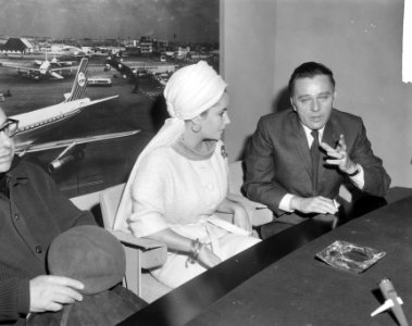 Liz Taylor en Richard Burton tijdens persconferentie op Schiphol betreft film , Bestanddeelnr 917-6938