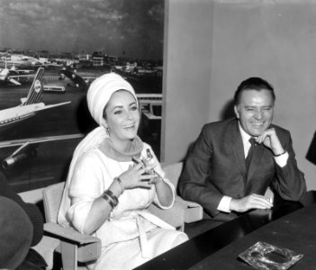 Liz Taylor en Richard Burton tijdens persconferentie op Schiphol betreft film , Bestanddeelnr 917-6934 photo