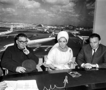 Liz Taylor en Richard Burton tijdens persconferentie op Schiphol. Regisseur Mart, Bestanddeelnr 917-6936