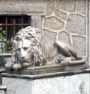 Llanes - escultura de león