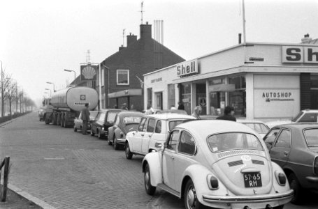 Llange rij wachtenden bij beninestation, Bestanddeelnr 926-9563