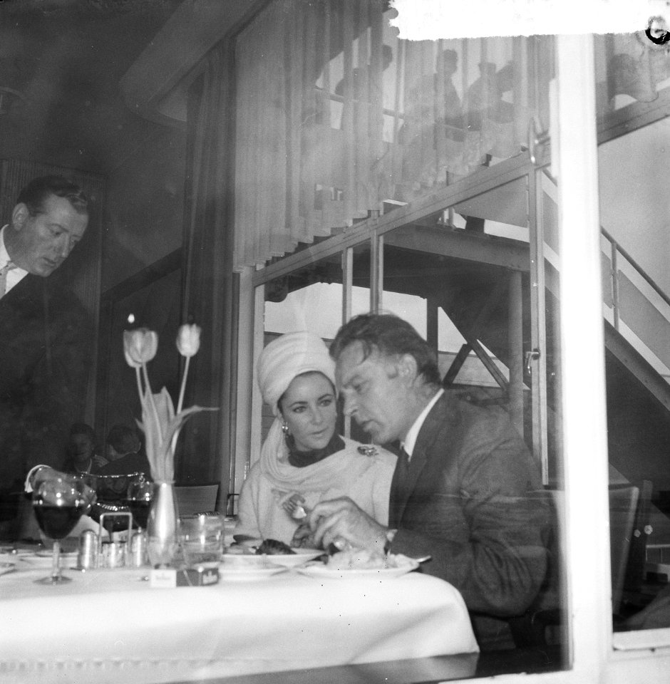 Liz Taylor op Schiphol (zij kwam naar filmopnamen van haar man Richard Burton ki, Bestanddeelnr 917-6924