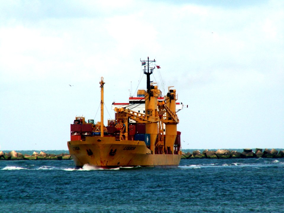 Lisboa p1 Port of Rotterdam 06-Aug-2005