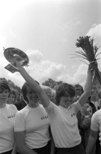 Lisette Sevens (AH&BC) met beker en bloemen, links Vikkie de Wolf, Bestanddeelnr 927-9622