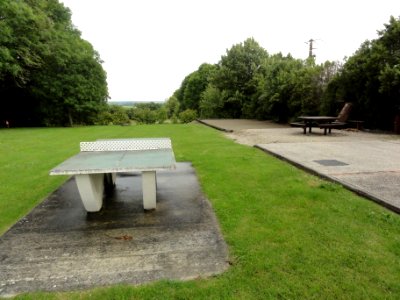 Livet-en-Saosnois (Sarthe) terrasse des jeux derrière la salle polyvalente