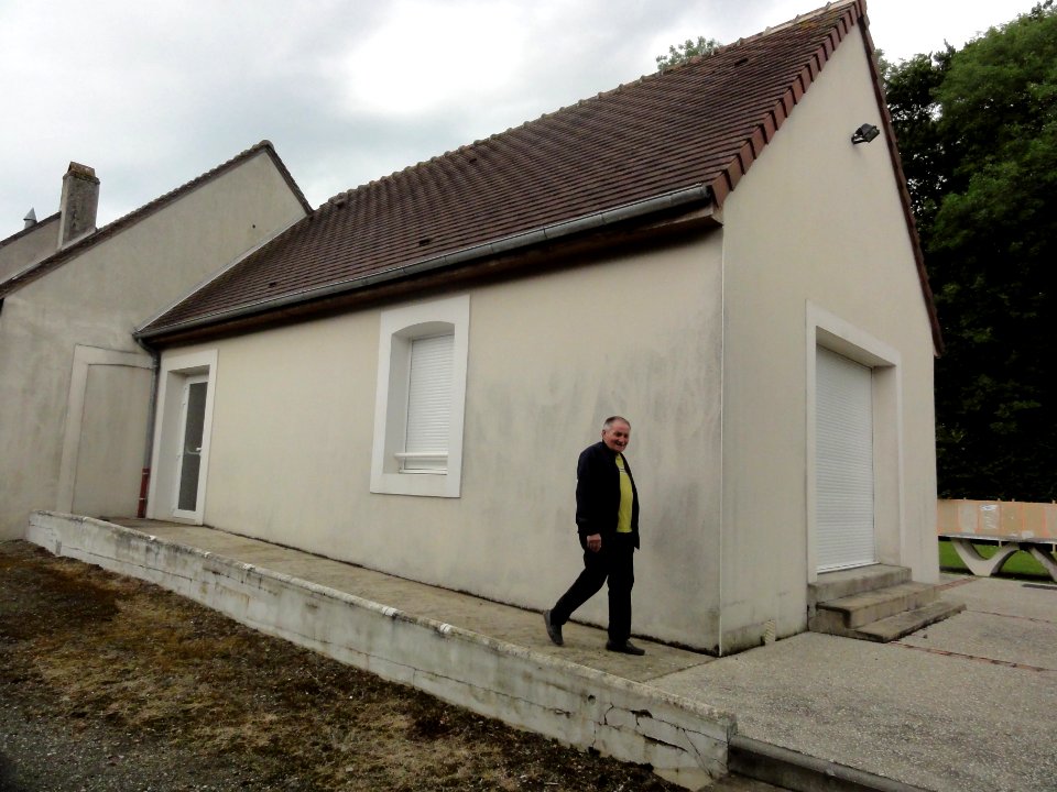 Livet-en-Saosnois (Sarthe) salle polyvalente, extérieur