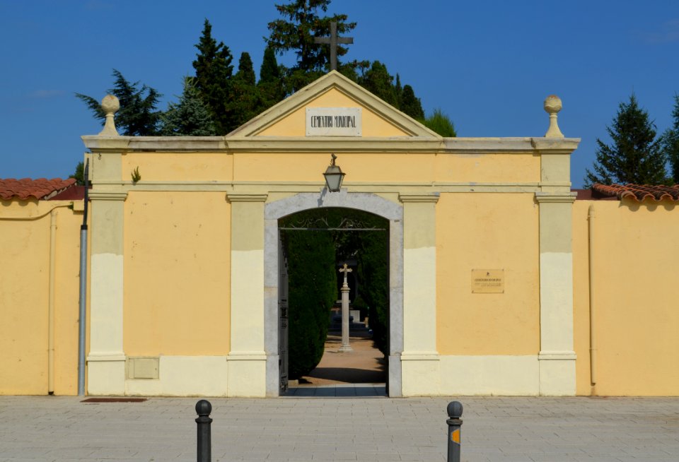 Llagostera, Cementiri Municipal, Porta