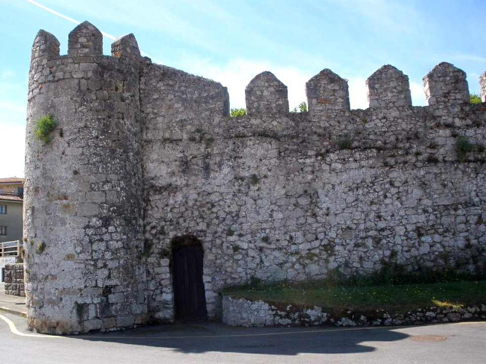 Llanes - muros del Palacio del Cercau 2