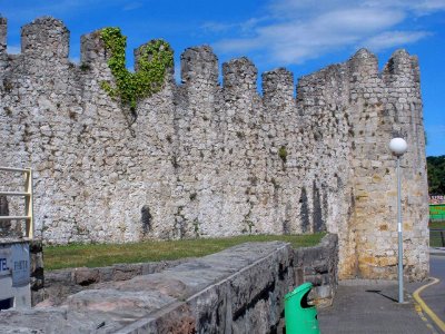 Llanes - muros del Palacio del Cercau 1