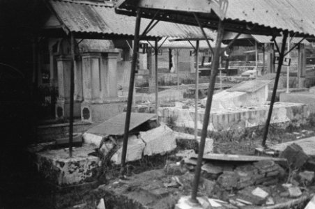 Malang. Het Europese kerkhof te Lawang werd door de TNI geschonden. Zerken lagen, Bestanddeelnr 344-4-2