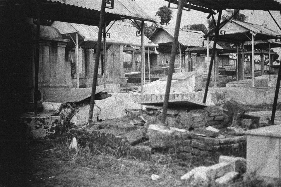 Malang. Het Europese kerkhof te Lawang werd door de TNI geschonden. Zerken lagen, Bestanddeelnr 344-4-3