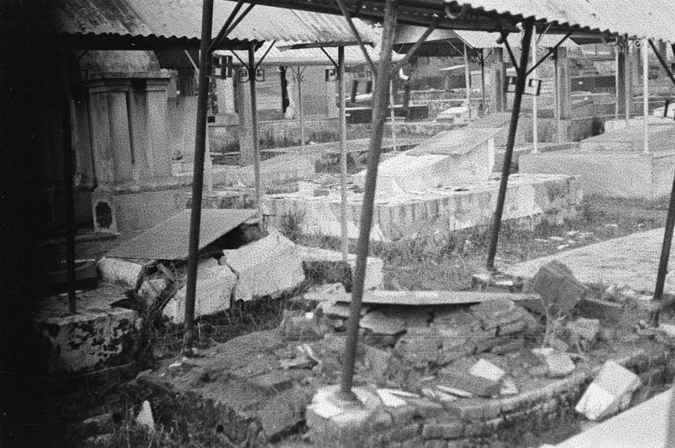 Malang. Het Europese kerkhof te Lawang werd door de TNI geschonden. Zerken lagen, Bestanddeelnr 344-4-1