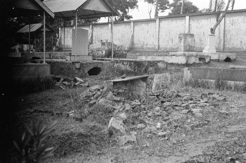 Malang. Het Europese kerkhof Lawang werd door de TNI geschonden. Meer nog dan de, Bestanddeelnr 344-4-5