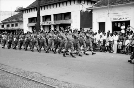 Malang Te Malang droeg de Commandant. X-Brigade Kolonel G. Dijkstra zijn comman, Bestanddeelnr 13470