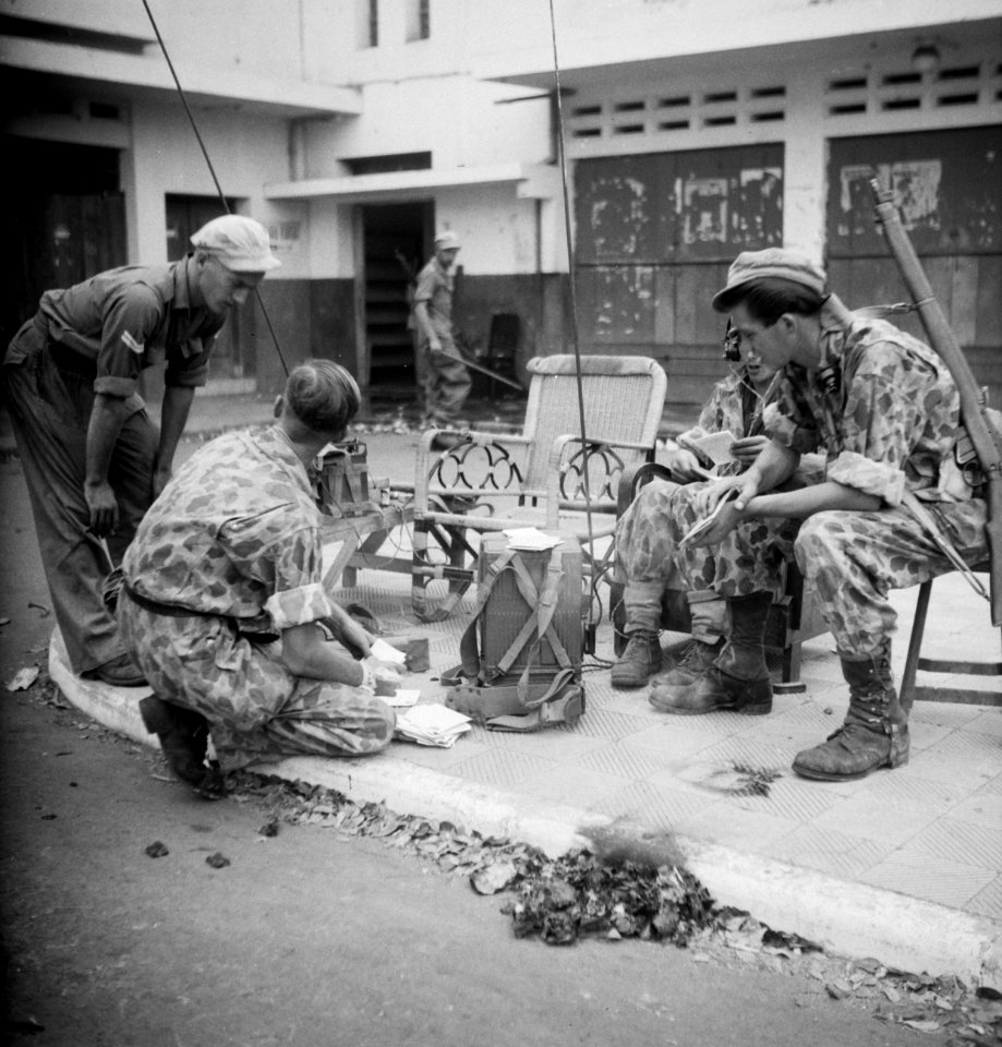 Malang Tijdens de kleine rustpauze verrast de facteur de mannen met post van th, Bestanddeelnr 11733