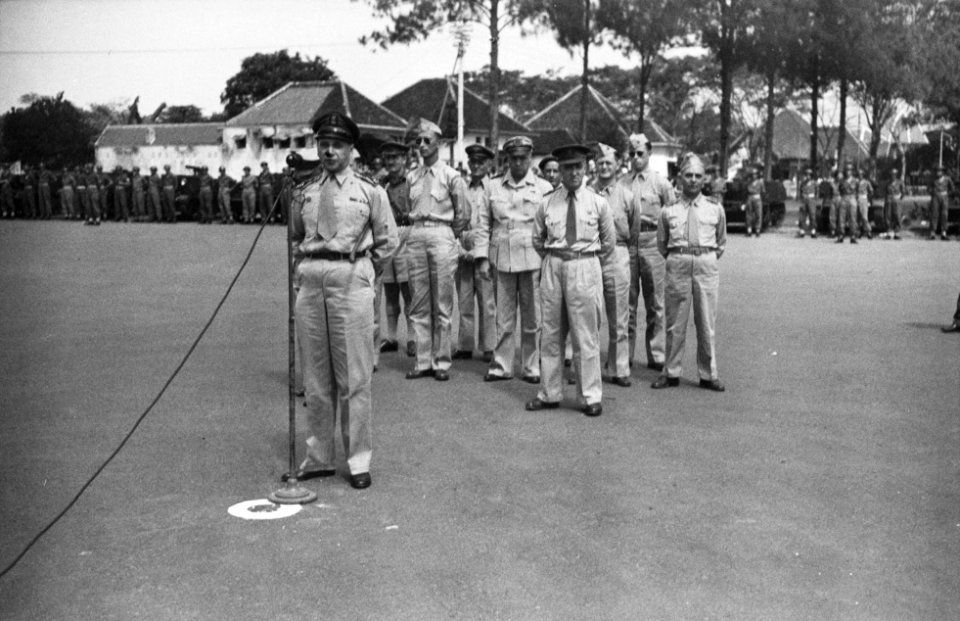 Malang Te Malang droeg de Commandant. X-Brigade Kolonel G. Dijkstra zijn comman, Bestanddeelnr 13467