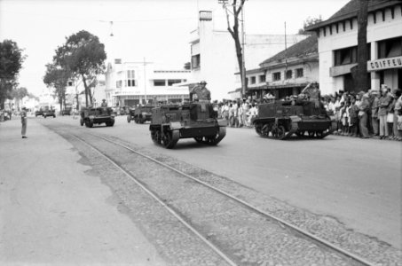 Malang Te Malang droeg de Commandant. X-Brigade Kolonel G. Dijkstra zijn comman, Bestanddeelnr 13471