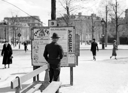 Man in Parijs kijkt naar bord met verkiezingsaffiches van de Franse Parti Commun, Bestanddeelnr 255-8647 photo