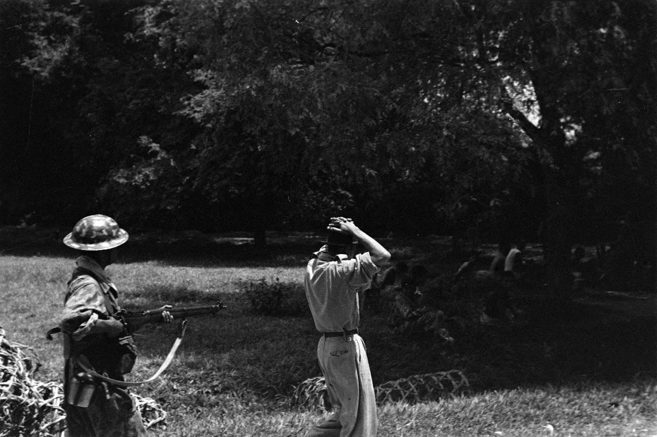 Man in Japans uniform met handen op hoofd wordt onder schot gehouden door Nederl, Bestanddeelnr 7547