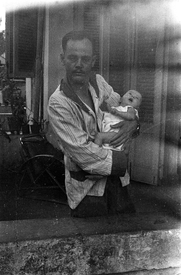 Man in pyama toont baby, Bestanddeelnr 6410