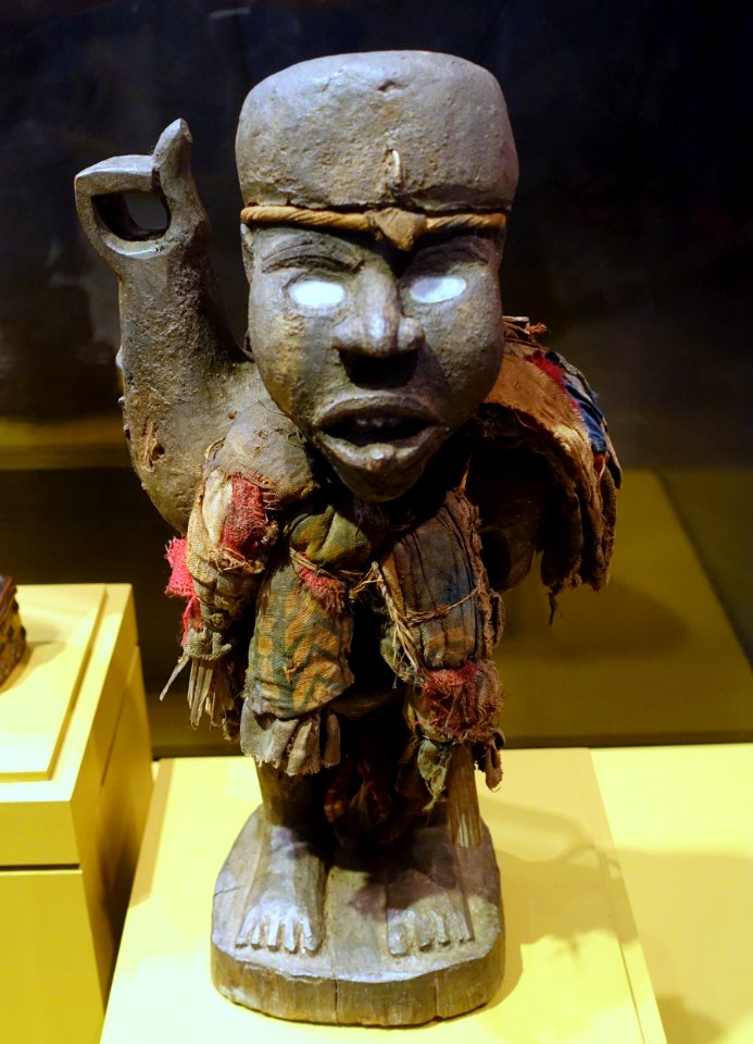 Male figure, Kongo people, Republic of Congo and Congo, late 1800s, wood, bark cloth, cotton, wool, pitch, glass - National Museum of Natural History, United States - DSC00448