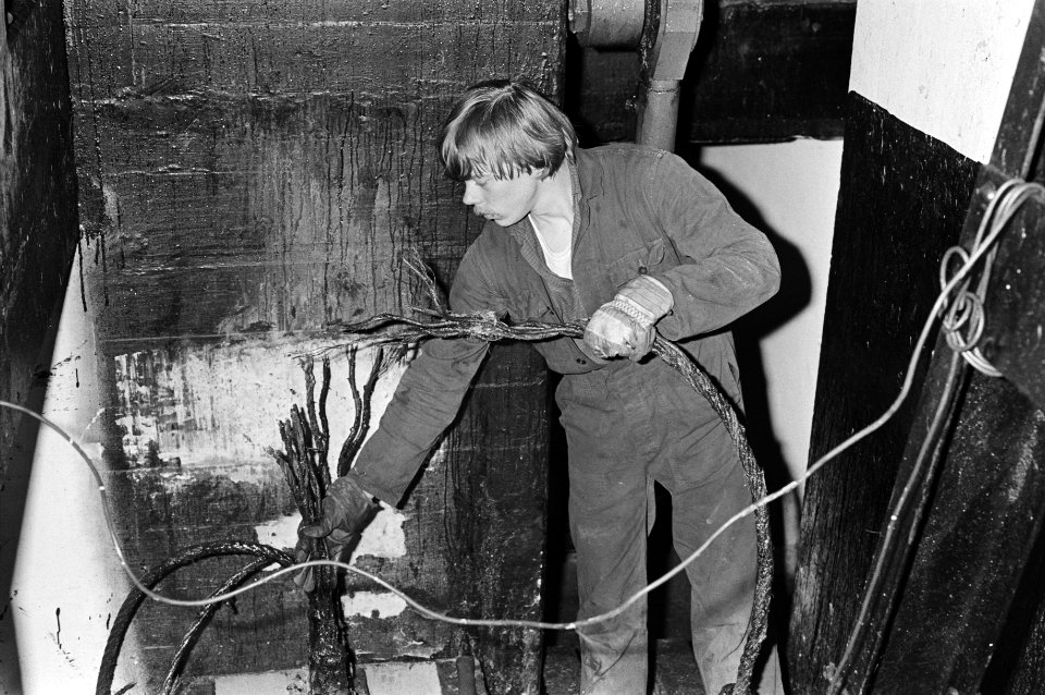 Man in het binnenwerk van de brug in de E10 bij de kabels om de brug omhoog te h, Bestanddeelnr 931-2895