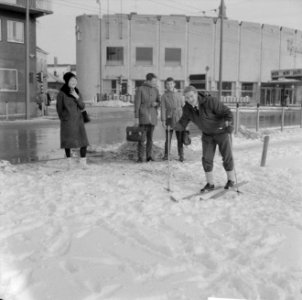 Man gaat op skis naar kantoor in Arnhem, Bestanddeelnr 913-4743