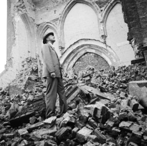 Man in burger met bril bij de ruine van de St Eusebius of Walburgis kerk, Bestanddeelnr 900-6402