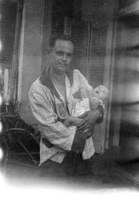 Man in pyama toont baby, Bestanddeelnr 6409 photo