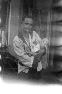 Man in pyama toont baby, Bestanddeelnr 6409