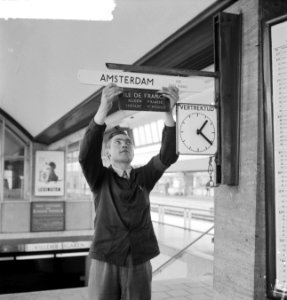 Man geeft op Rotterdam CS de vertrektijd aan van de TEE-trein Ile de France, Par, Bestanddeelnr 912-5614