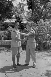 Man in licht uniform met epauletten bestuursambtenaa (Beers) (links) schudt de , Bestanddeelnr 346-6-2