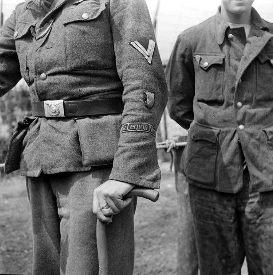 Man in het uniform van het Freiwilligen Legion Niederlande, Bestanddeelnr 900-3412