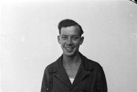 Man in donkere overall zonder rangonderscheidingstekens, Bestanddeelnr 518-1-1