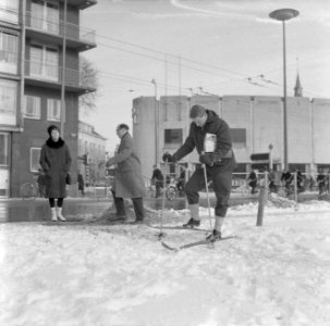 Man gaat op skis naar kantoor in Arnhem, Bestanddeelnr 913-4744